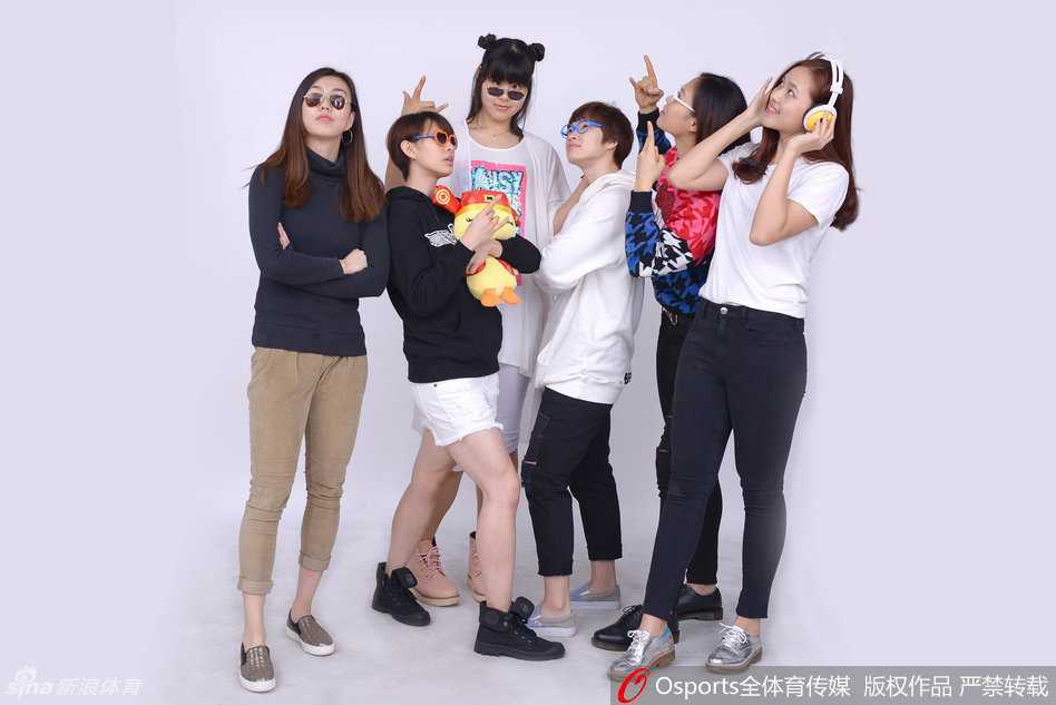 南粤玫瑰绽放新春 广东女篮全运夺冠铸就辉煌 内线支柱李月汝在合影中显得格外引人注目,她高举着象征吉祥的红色中国结,眉眼弯弯笑得像个孩子。这位后来在WNBA赛场驰骋的山西姑娘,彼时正蓄势待发,准备用自己扎实的篮下技术为广东女篮开辟一片新天地。