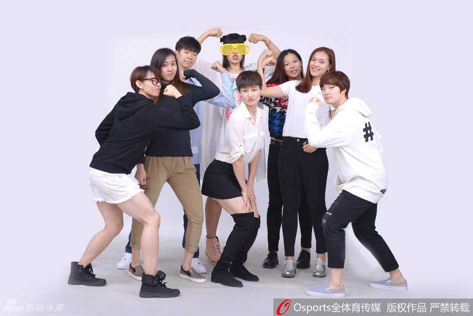 南粤玫瑰绽放新春 广东女篮全运夺冠铸就辉煌 广东女篮全体将士齐聚一堂,手持喜庆的新年装饰,在李月汝和杨力维的带领下,姑娘们笑容灿烂如花,红色的战袍映衬着青春的活力,她们不仅是赛场上的铿锵玫瑰,更是此刻镜头前最靓丽的风景线。