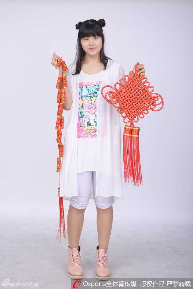 南粤玫瑰绽放新春 广东女篮全运夺冠铸就辉煌 徐子奇和徐子童这对篮坛姐妹花并肩而立,相似的眉眼间满是温情。她们用默契的配合和相互的鼓励诠释着亲情与篮球的双重纽带,在这支冠军之师中书写着属于自己的独特故事。