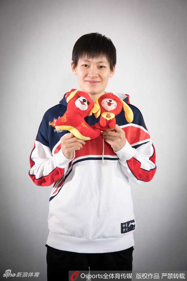 南粤玫瑰绽新春:广东女篮的荣耀与传承 广东女篮队员们身着整齐的红色队服,在镜头前展露灿烂笑容,她们手中举着红色的春联和福字,眼神中流露出对新年的美好期盼和对球迷的真诚感谢。