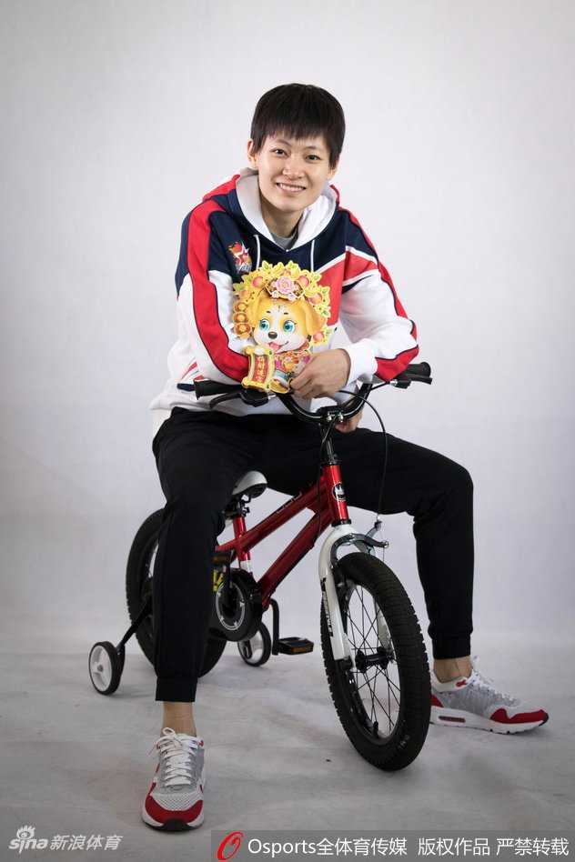 南粤玫瑰绽新春:广东女篮的荣耀与传承 镜头拉近,几位主力队员围聚在一起,手中展开一幅巨大的手写春联,上联书写着对胜利的渴望,下联寄托着对未来的憧憬,她们彼此搭着肩膀,姐妹情深溢于言表。