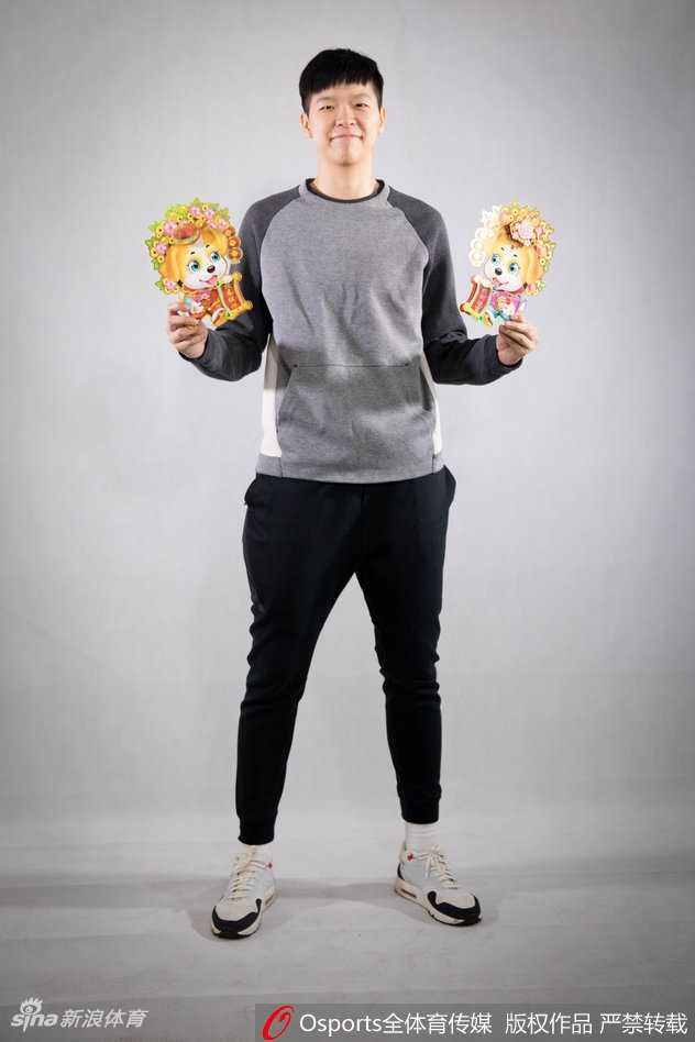南粤玫瑰绽新春:广东女篮的荣耀与传承 年轻的潜力新星杨舒予单独出镜,她抱着一个篮球造型的新年玩偶,笑容阳光而纯净,仿佛一颗正在冉冉升起的新星,预示着广东女篮未来的无限可能。