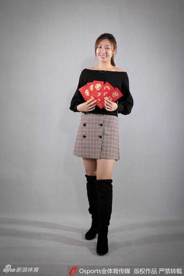 南粤玫瑰绽新春:广东女篮的荣耀与传承 李月汝在人群中显得格外突出,她弯下腰以便能和前排队友一同入镜,这个贴心的动作细节展现了她憨厚可爱的性格,她手中的福字仿佛也承载着对球迷沉甸甸的祝福。