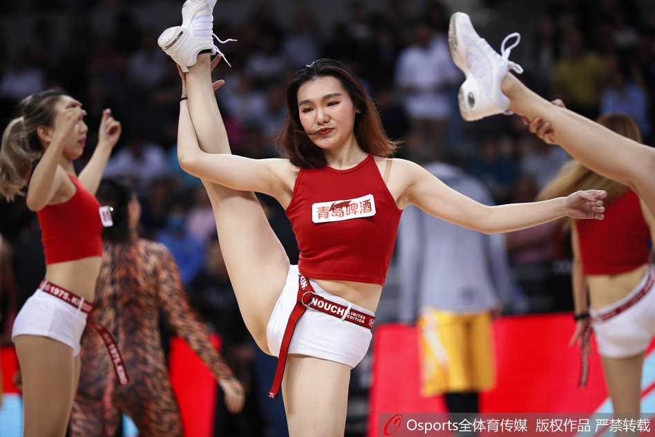 南粤球场舞动青春风暴 广东篮球宝贝热力无限演绎一字马 广东篮球宝贝身着靓丽演出服,在赛场中央奋力跃起,飘逸的发丝与灿烂的笑容成为球馆最暖心的风景