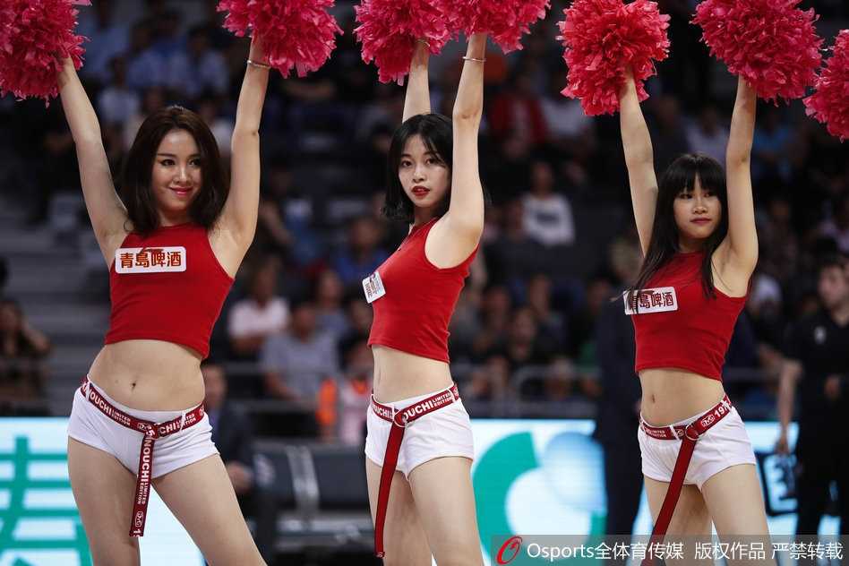 南粤球场舞动青春风暴 广东篮球宝贝热力无限演绎一字马 从高处跃下后稳稳落地,宝贝们随即摆出帅气ending pose,自信的眼神彰显着广东啦啦队的王者风范