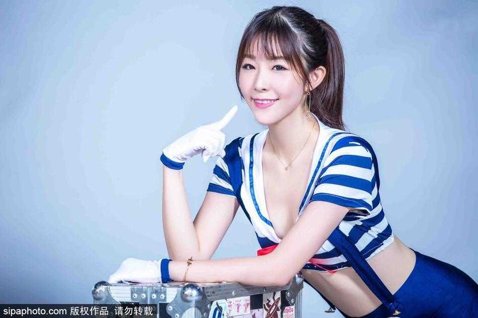 在空旷的体育馆内，几位啦啦队员席地而坐，阳光透过高高的窗户洒在她们身上，水手服显得格外清新，她们轻松交谈的瞬间被镜头捕捉，画面充满了宁静与和谐的美感。