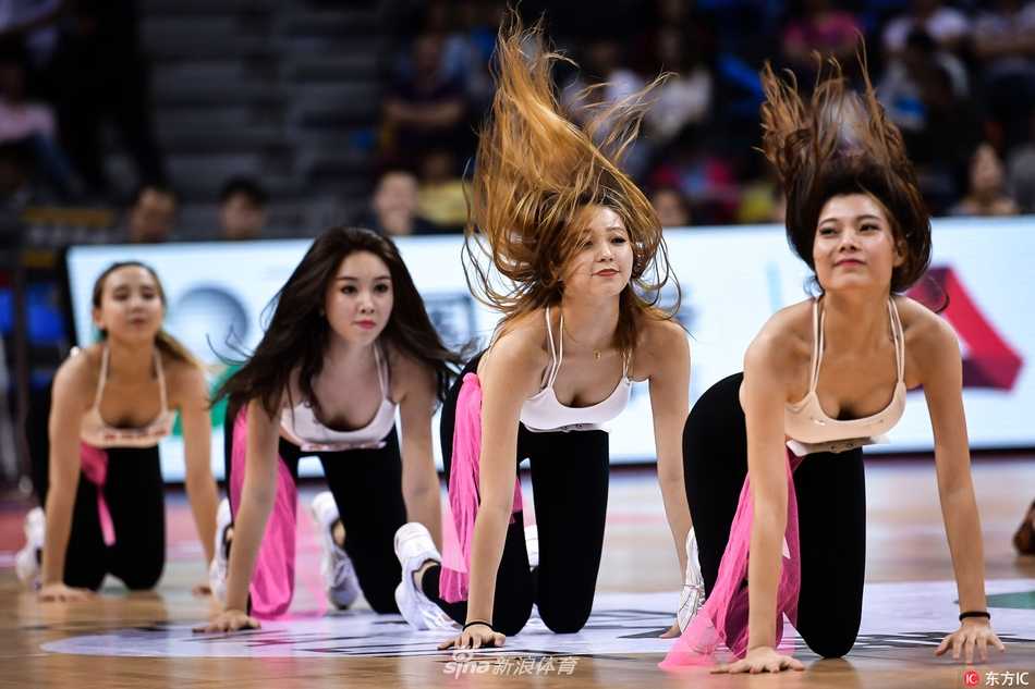 比赛暂停期间，黄逸辉带领全队与现场观众亲密互动，阳光般的笑容极具感染力，展现了篮球宝贝亲和力十足的另一面。