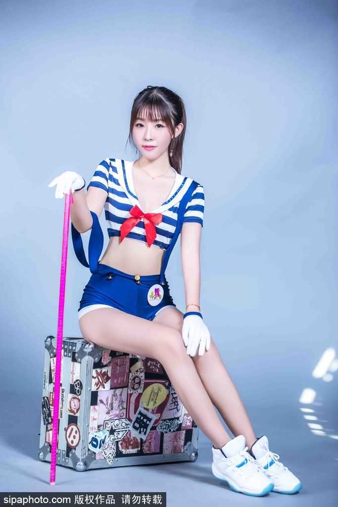 另一角度的合影，宝贝们或俏皮眨眼，或温柔浅笑，水手服的飘带随风微动，定格了2017年冬夜那抹最温暖的助威力量。