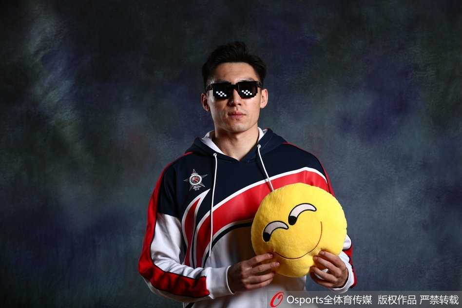 年轻内线胡金秋在拍摄中神情专注，身穿南区队服的他眼神中透着朝气与对未来的憧憬。