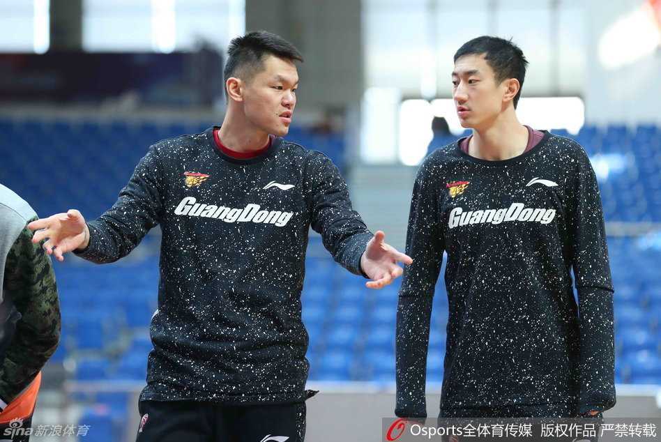 高强度的训练结束后，易建联正在进行科学的拉伸运动，他表情平静，动作舒展，每一个细节都体现着职业运动员对身体管理的极致追求。