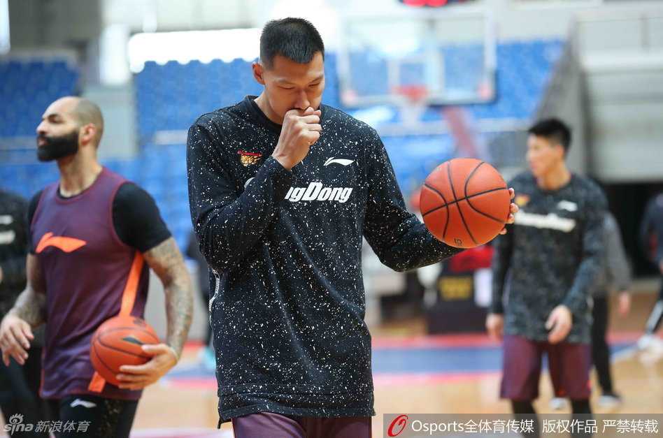 易建联在底角进行定点投篮练习，皮球应声入网。偶尔被汗水模糊了视线，他轻轻揉了揉眼，目光依旧如炬，准备下一次出手。