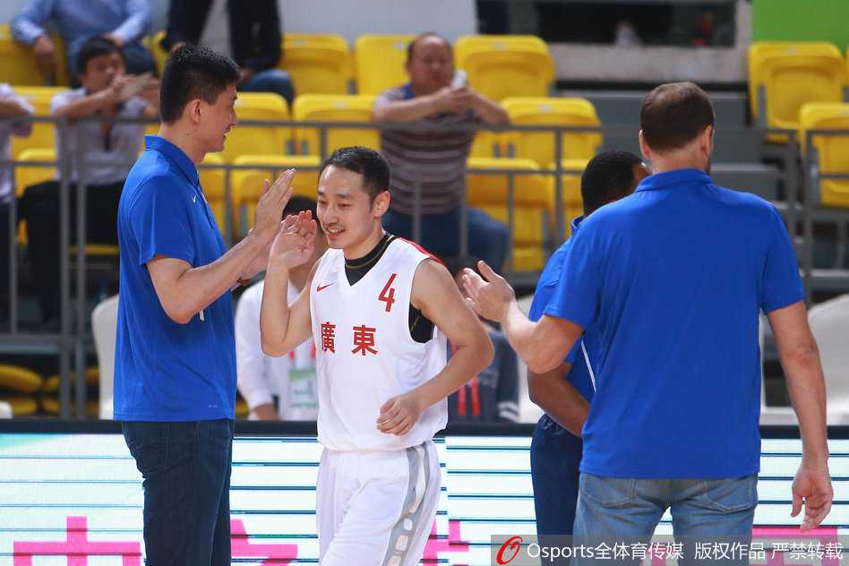 南粤雄风席卷郴州 全运预赛广东男篮狂胜黑龙江迎开门红 随着现场广播的介绍,广东队的首发五虎先后跑入场地,他们脚步轻盈,眼神坚定,准备迎接对手的挑战。