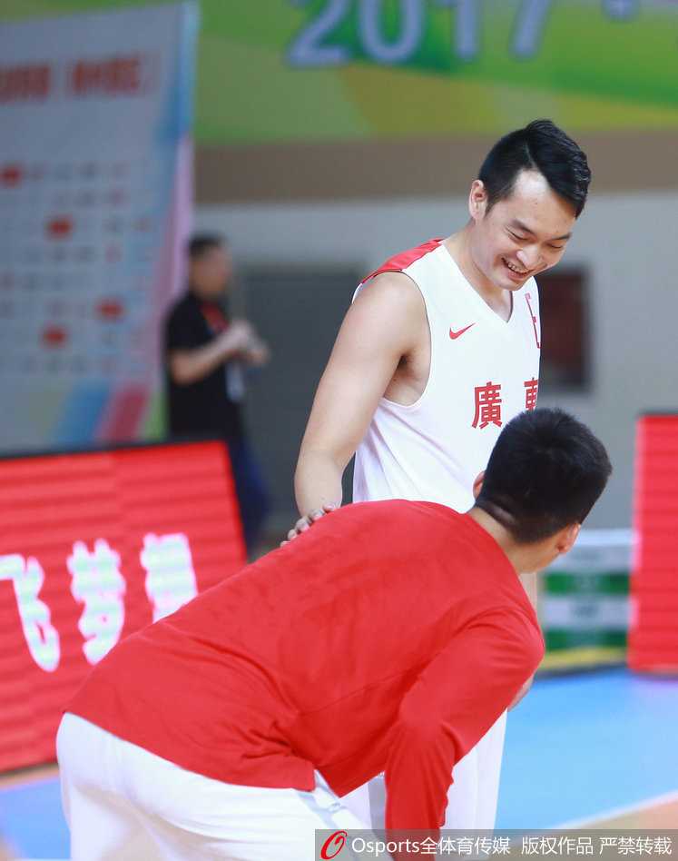 南粤雄风席卷郴州 全运预赛广东男篮狂胜黑龙江迎开门红 在热身场地的一角,老将朱芳雨与后卫陈江华低声交谈,两人神情轻松,嘴角带着笑意,仿佛对即将到来的大战早已成竹在胸。