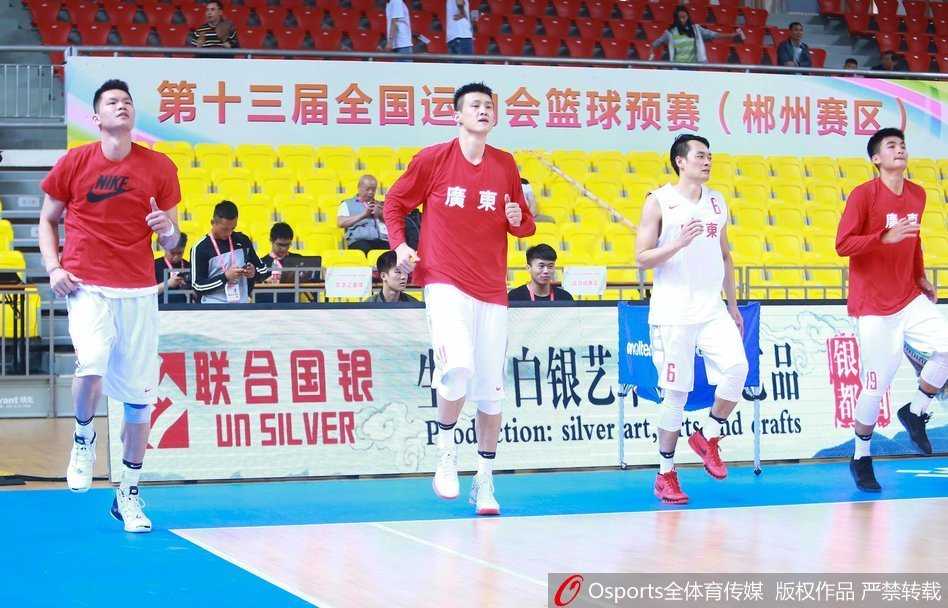 南粤雄风席卷郴州 全运预赛广东男篮狂胜黑龙江迎开门红 赛前热身时,广东队员们围成半圈,在体能教练的带领下专注地拉伸筋骨,每个人脸上的神情都写满了专注与认真。