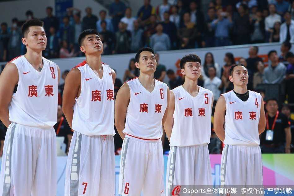 南粤雄风席卷郴州 全运预赛广东男篮狂胜黑龙江迎开门红 赛前热身环节,助理教练正认真地给一名年轻队员进行传球辅助训练,意在帮助他快速找到手感,细节之处尽显团队对备战的重视。