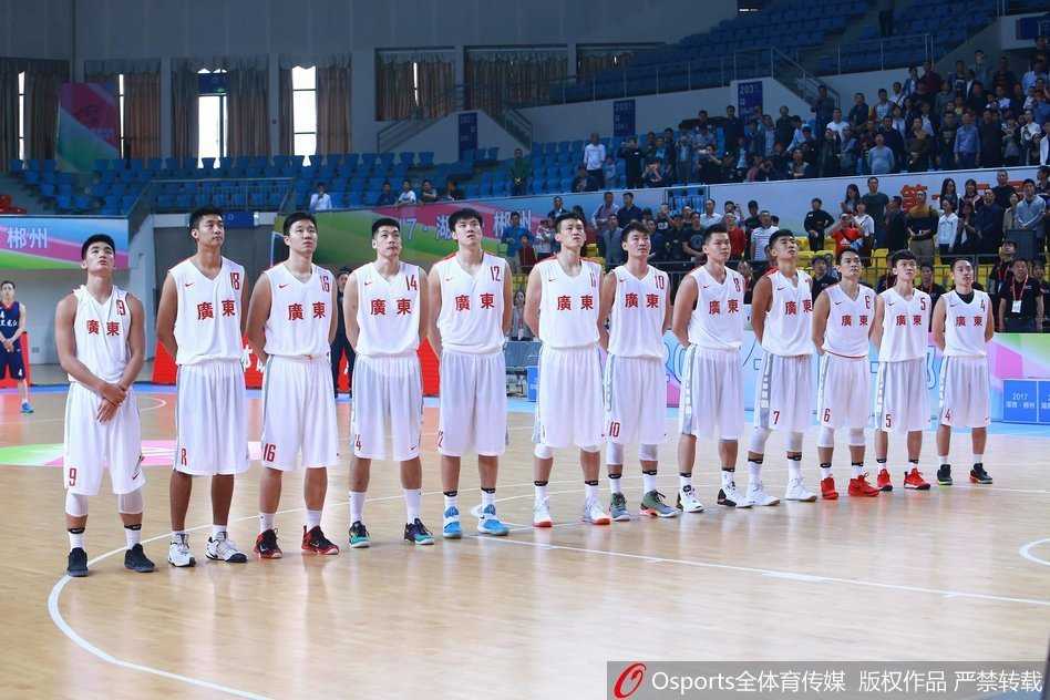 南粤雄风席卷郴州 全运预赛广东男篮狂胜黑龙江迎开门红 首战大捷后,广东男篮全队在场地中央聚拢,搭手合影留念,记录下这趟全运会预赛征程的完美开端。
