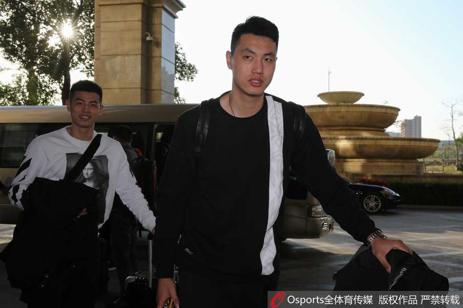 南腔北调聚深圳,郭艾伦领衔众星引爆全明星周末前夜 辽宁队中锋韩德君身着便装办理入住,胖乎乎的脸上带着憨厚的微笑,庞大的身躯在酒店大堂里格外引人注目