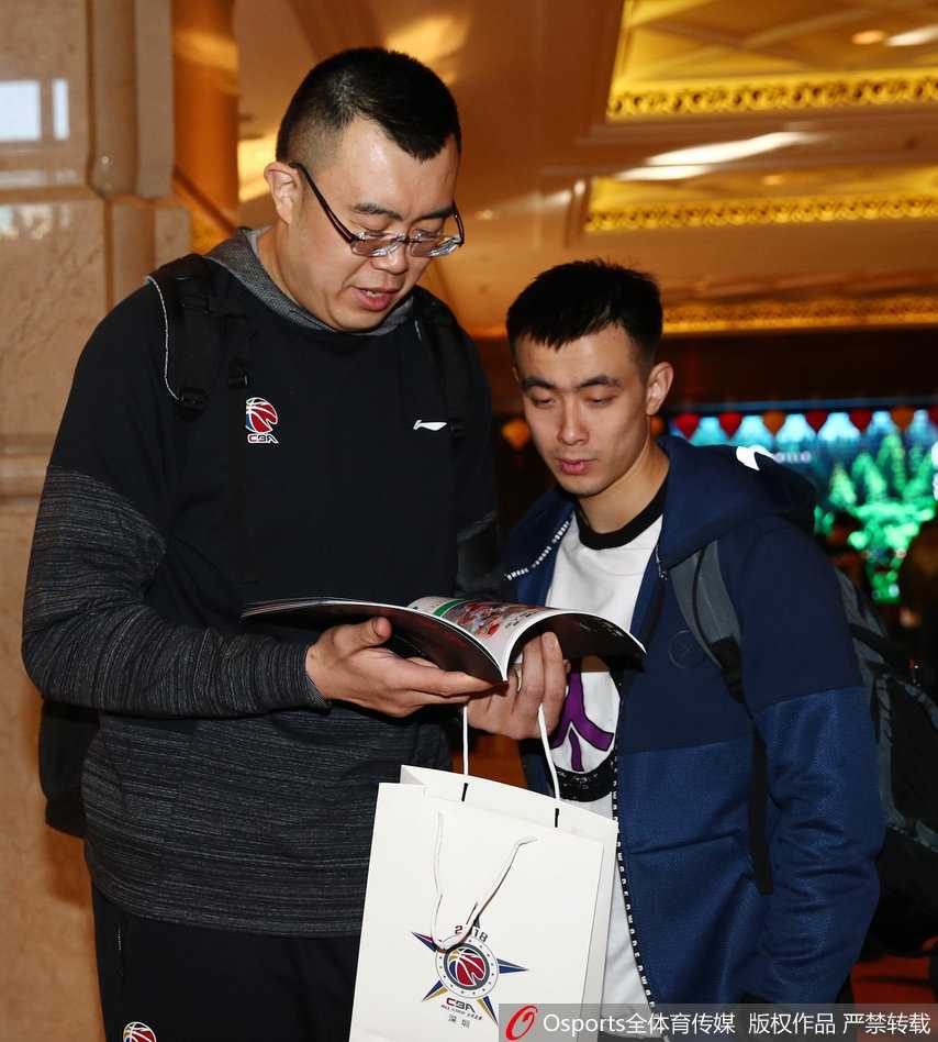 南腔北调聚深圳,郭艾伦领衔众星引爆全明星周末前夜 身着酷炫黑色皮衣的丁彦雨航单手插兜走进电梯,神情酷劲十足,彰显着当红锋线杀手的自信与霸气