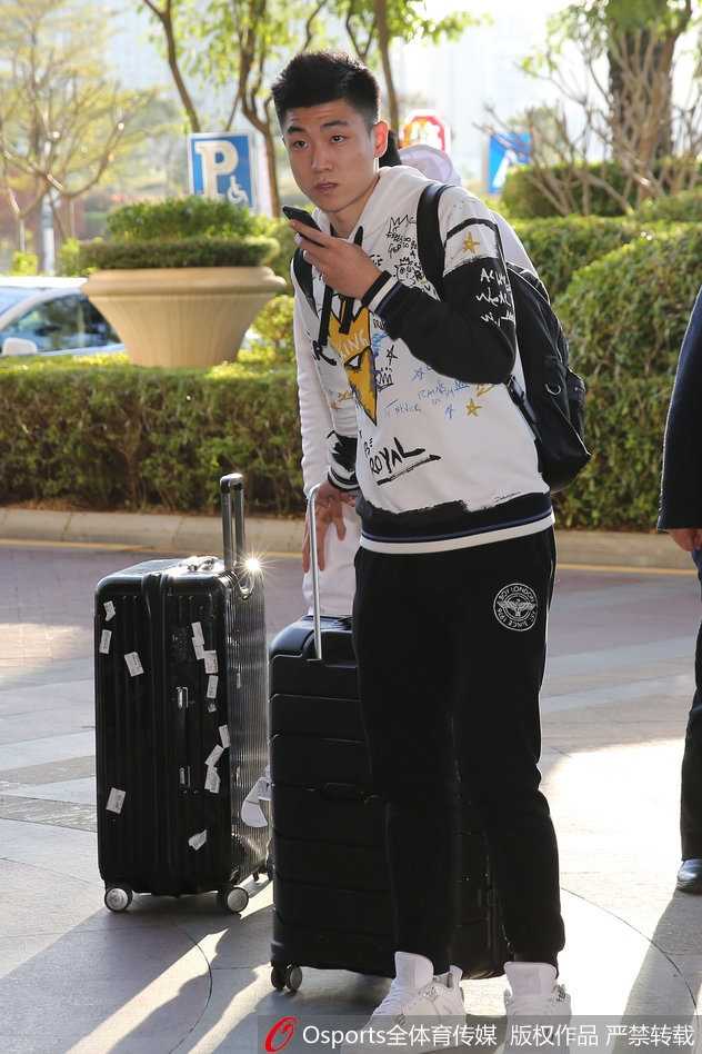 南腔北调聚深圳,郭艾伦领衔众星引爆全明星周末前夜 深圳男篮本土核心顾全作为东道主球员,在酒店门口热情迎接远道而来的朋友,举手投足间尽显地主之谊