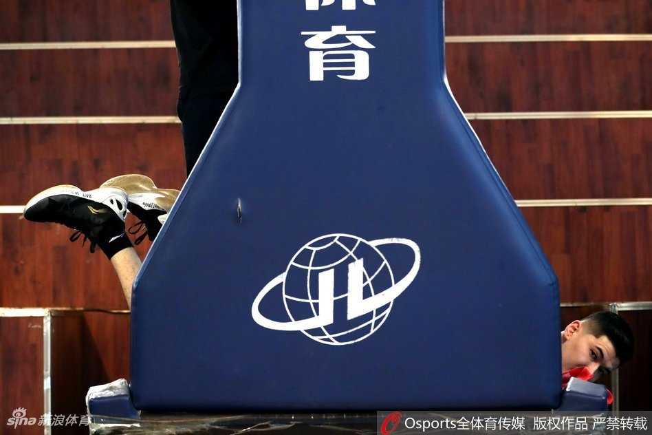 卫冕冠军坐镇红山盼反弹 迎战四川需激活内线优势 可兰白克在底角进行三分投篮训练,作为外线防守尖兵,他的三分冷箭同样不可或缺