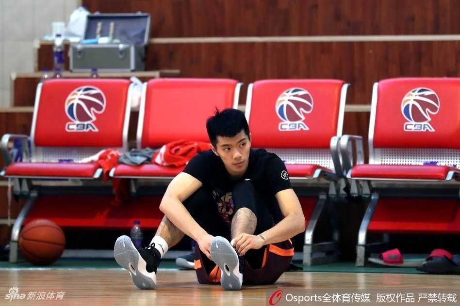 卫冕冠军坐镇红山盼反弹 迎战四川需激活内线优势 训练间隙,内线悍将孙桐林与队友进行挡拆配合练习,力求在内线对抗中占据上风