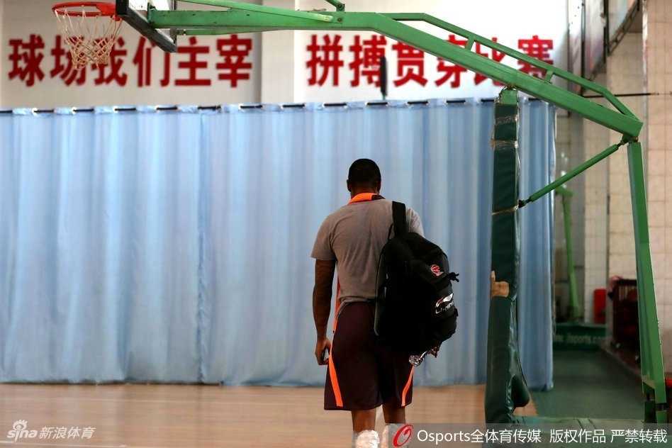 卫冕冠军坐镇红山盼反弹 迎战四川需激活内线优势 新疆男篮全神贯注备战,队员们在训练馆中跑动积极,誓要在主场拿下胜利