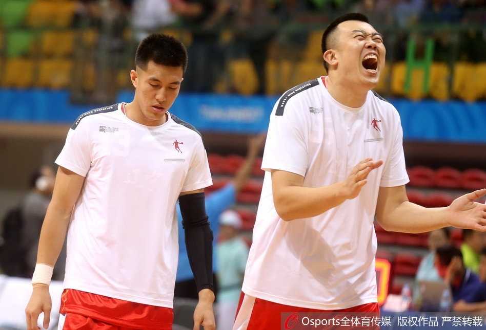 双塔发威末节演风暴 辽篮大胜上海挺进全运决赛 大魔王周琦在对方内线群中高高跃起,以一敌三强硬摘下前场篮板,眼神中透露出必胜的信念。