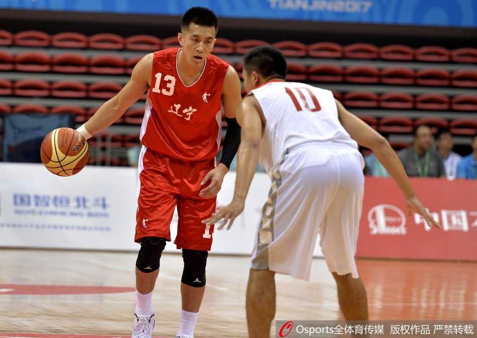 双塔发威末节演风暴 辽篮大胜上海挺进全运决赛 功夫熊猫韩德君在张兆旭头顶完成暴力灌篮,庞大的身躯与炸裂的篮筐形成鲜明对比,彰显内线霸主地位。