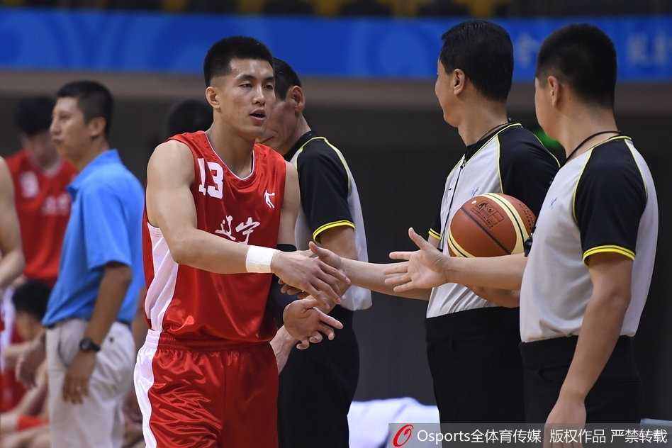 终场哨响，辽宁众将围在一起激情怒吼，汗水与笑容交织，他们用一场大胜宣告自己已准备好向最高荣誉发起冲击。