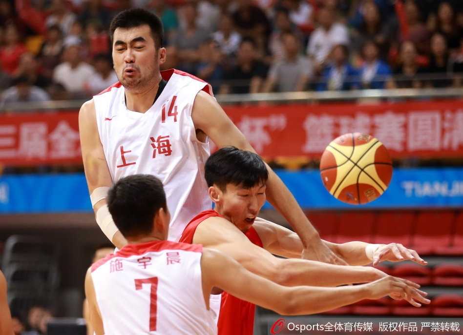 双塔发威末节演风暴 辽篮大胜上海挺进全运决赛 神射手丛明晨在三分线外手起刀落,篮球在空中划过一道完美的彩虹弧线,仿佛要将对手的反扑希望一击致命。