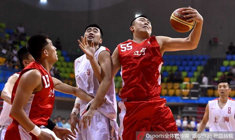 双塔发威末节演风暴 辽篮大胜上海挺进全运决赛 郭艾伦如一道黑色闪电贯穿全场,他高速运球变向过掉防守人,眼神专注地盯着篮筐,准备完成致命一击。