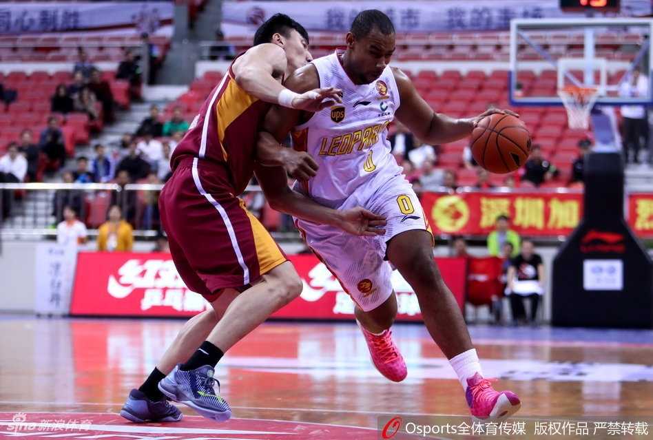 萨林杰在浙江队多人合围下强行摘下进攻篮板，眼神中透露着不可阻挡的霸气，篮下霸主地位尽显。