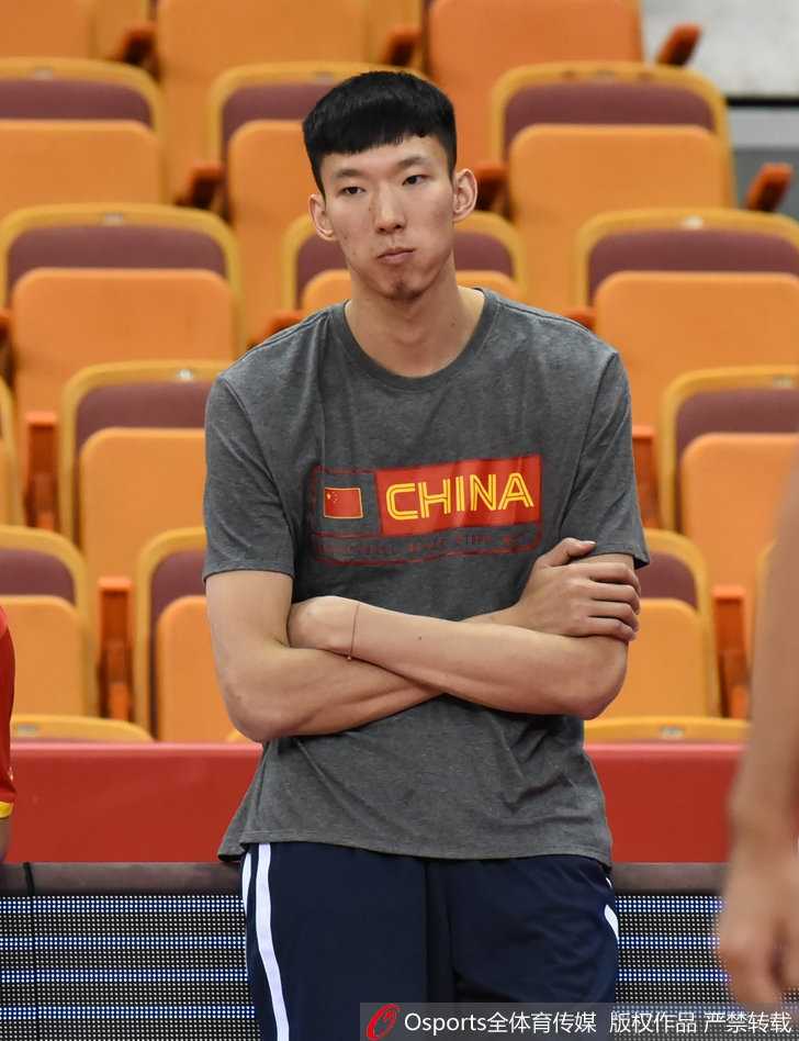 训练间隙，周琦与丁彦雨航并肩而立，两人低声交流，仿佛在分享着美国之行的收获与感悟。