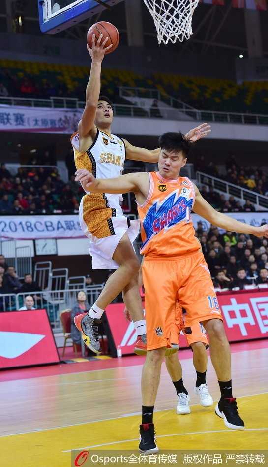 双洋枪狂轰七十八分 上海大鲨鱼客场痛饮汾酒迎开门红 山西队核心斯科拉在张兆旭的长臂干扰下,依然凭借梦幻舞步强行上篮,阿根廷钻石的荣耀在他紧皱的眉头和坚定的动作中闪耀。