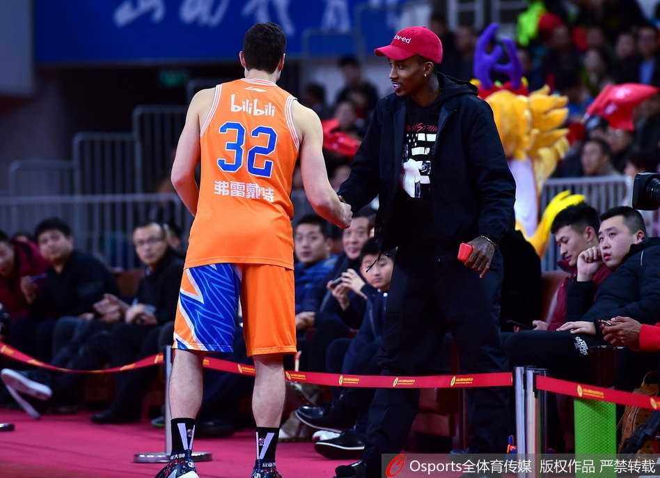 双洋枪狂轰七十八分 上海大鲨鱼客场痛饮汾酒迎开门红 “寂寞大神”弗雷戴特在山西队的严密防守下,依然闲庭信步般运球推进,眼神中透露出不可动摇的自信与杀意。