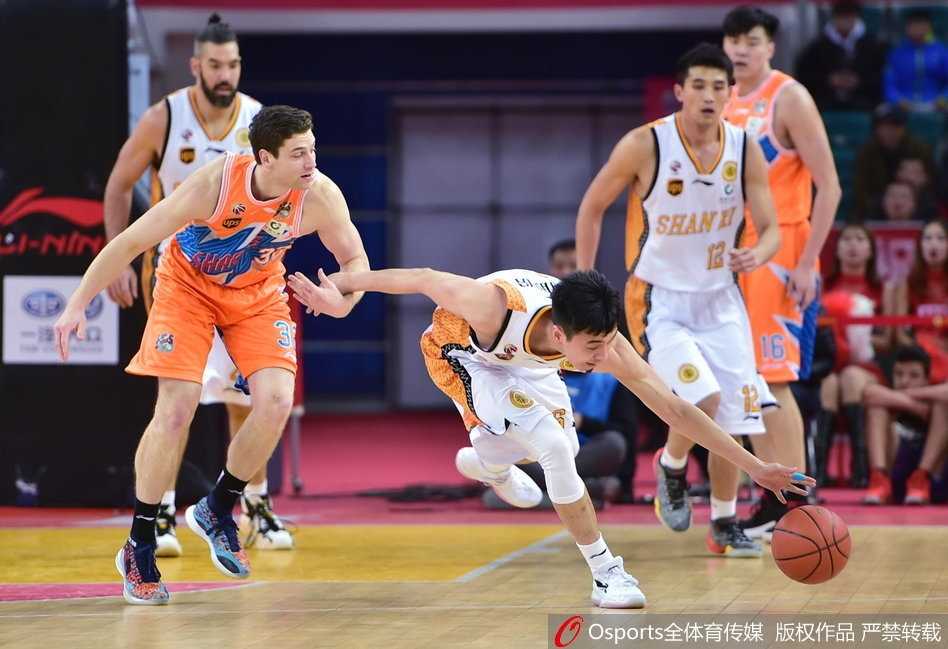 双洋枪狂轰七十八分 上海大鲨鱼客场痛饮汾酒迎开门红 上海队明纳拉斯迎着防守人干拔跳投,篮球在空中划出一道完美的弧线,这一刻他的眼中只有那直径四十五公分的篮筐。
