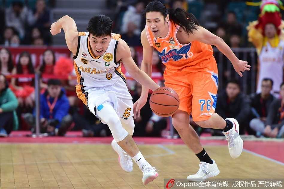 双洋枪狂轰七十八分 上海大鲨鱼客场痛饮汾酒迎开门红 斯科拉在三人合围之下,依然奋力将球抛向篮筐,拼尽全力为山西队保留一丝追分的希望,铁血的斗志令人动容。