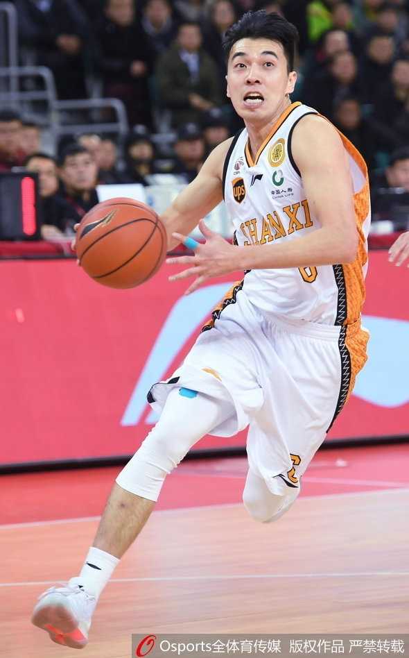 双洋枪狂轰七十八分 上海大鲨鱼客场痛饮汾酒迎开门红 曾令旭高速运球穿越半场,面对上海队的防线毫无惧色,他用速度和节奏为山西队撕扯着进攻空间,是场上不屈的斗士。