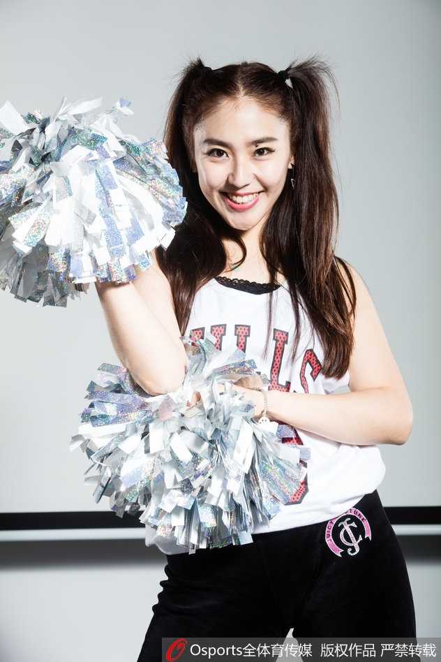 双马尾跃动青春光芒 北京首钢篮球宝贝定格热血瞬间 排练厅里,刚刚结束训练的她们对着镜头做出搞怪表情,汗水还挂在脸颊上,却丝毫不减双马尾女孩的俏皮与甜美。