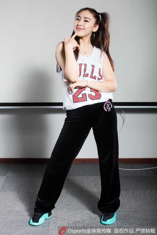 双马尾跃动青春光芒 北京首钢篮球宝贝定格热血瞬间 镜头拉近,双马尾女孩轻抚发梢,专注的眼神中透着一股不服输的倔强,精致的妆容下难掩青春的自信与光彩。