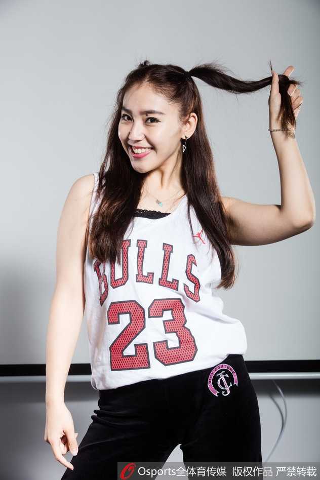 双马尾跃动青春光芒 北京首钢篮球宝贝定格热血瞬间 扎着俏皮双马尾的啦啦队员,回眸一笑,灵动的眼神在球馆灯光下闪烁着星辰般的光芒,青春的活力扑面而来。