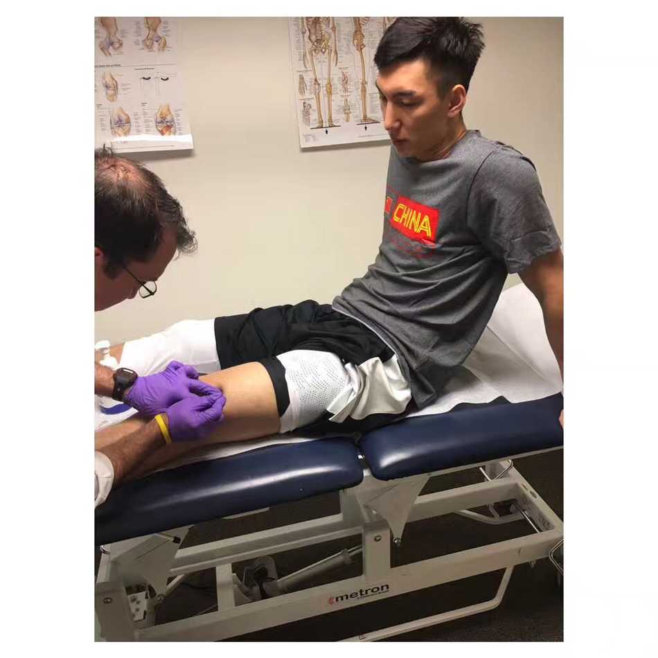 可兰白克远赴重洋疗膝伤 坚韧队长带药硬扛一载只为冠军梦 治疗师专注地用手法处理可兰白克的伤处,指尖精准地按压在痛点,而可兰白克则用手支撑着头部,目光望向远方,或许是在憧憬满血归来的那一刻。