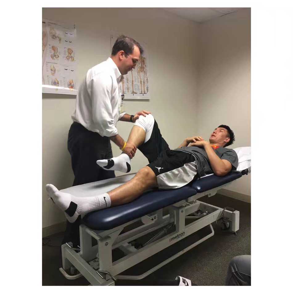 可兰白克远赴重洋疗膝伤 坚韧队长带药硬扛一载只为冠军梦 医生使用专业的仪器设备为可兰白克的膝盖进行检测,冰冷的探头下是灼热的期待,每一个数据都牵动着这位新疆队长重返赛场的心。