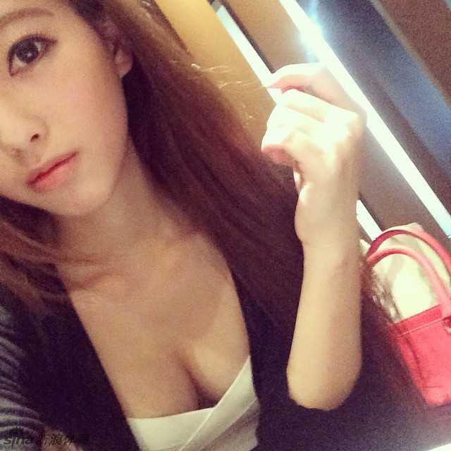 台湾长腿女神张小壹:不只是“腿玩年”,更是自信的时尚诠释者 张小壹在街头回眸一笑,简单的白T恤配牛仔短裤,清爽的穿搭却因她那双笔直修长的美腿而变得时尚感十足