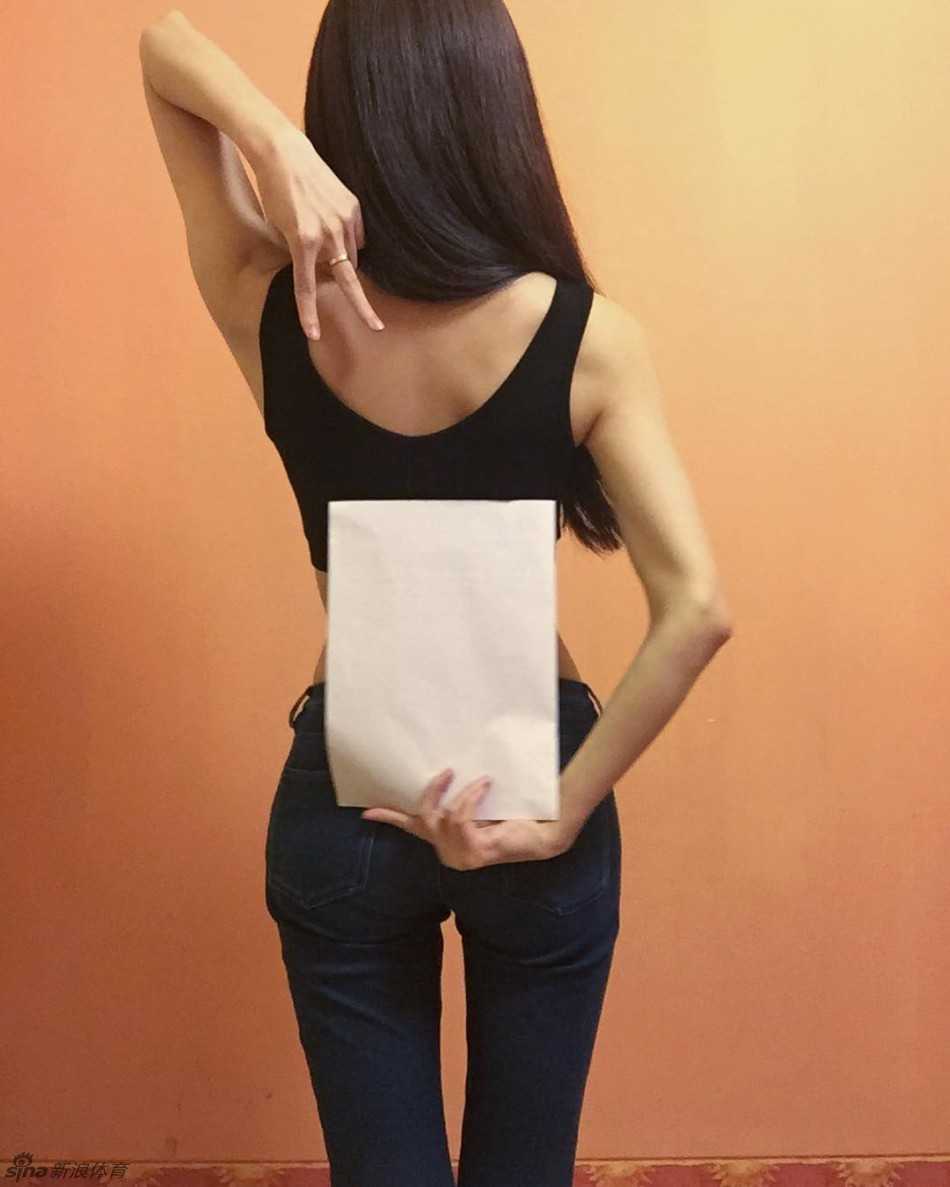 台湾长腿女神张小壹:不只是“腿玩年”,更是自信的时尚诠释者 张小壹在海边度假,身穿比基尼搭配轻薄罩衫,修长的小麦色美腿在沙滩上格外吸睛,充满了阳光健康的气息