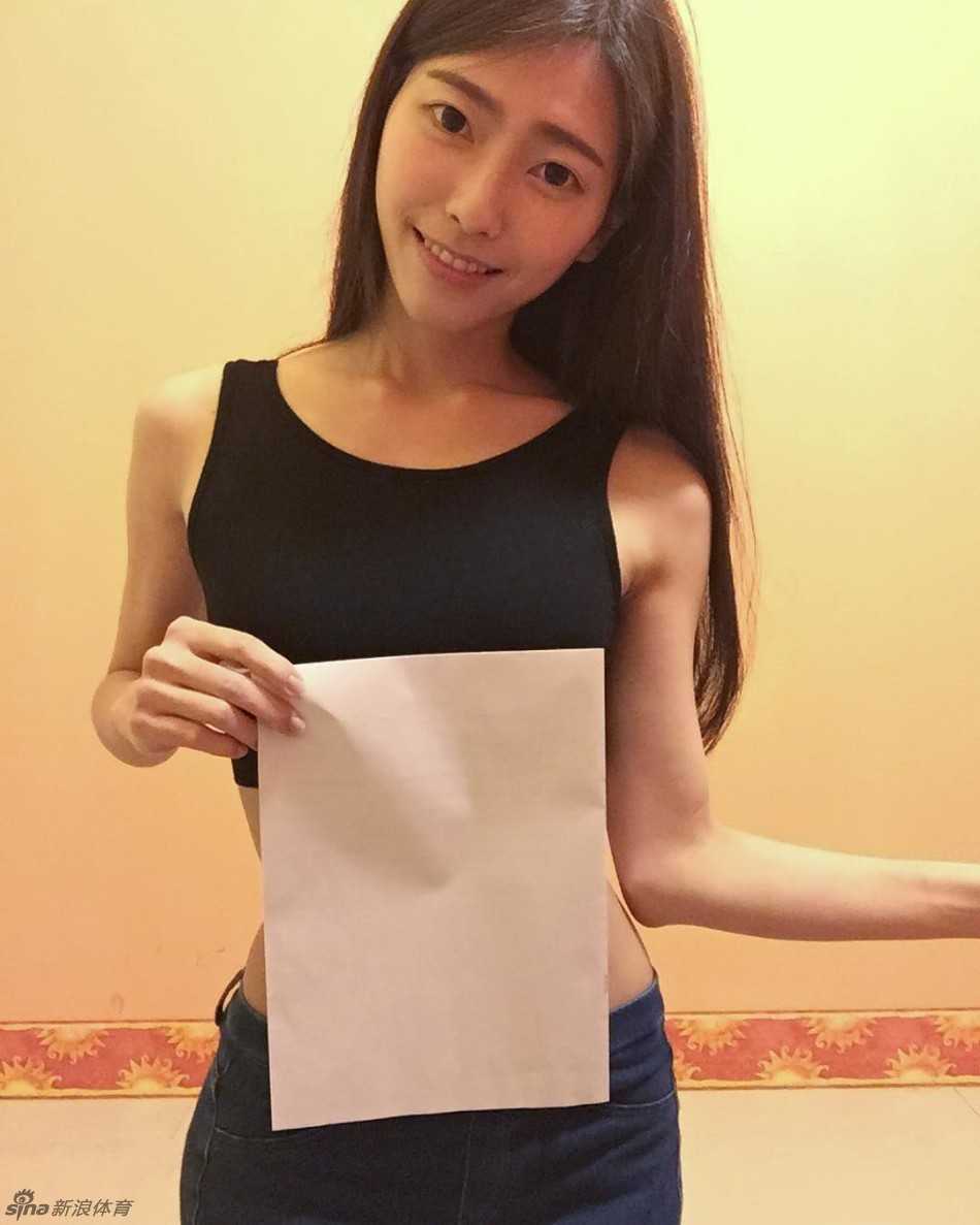 台湾长腿女神张小壹:不只是“腿玩年”,更是自信的时尚诠释者 张小壹身穿黑色透视长裙,高衩设计让她的逆天长腿若隐若现,举手投足间散发着成熟女性的优雅魅力