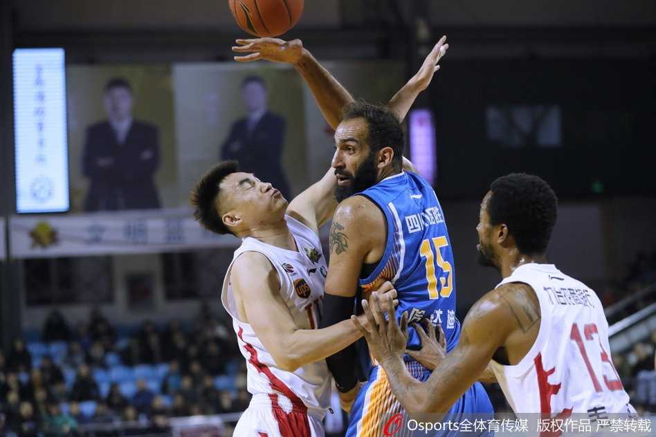 吉林东北虎主场发威终结十连败 送四川五连败 兰德里在四川队内线群中高高跃起,以一记势大力沉的单手劈扣震撼全场,眼神中充满了终结连败的渴望与霸气。