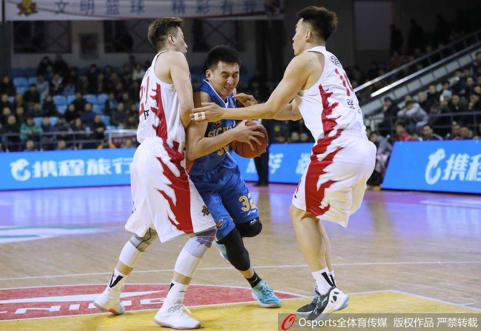 吉林东北虎主场发威终结十连败 送四川五连败 四川队外援哈达迪在内线卡位,利用宽厚的身体死死抵住防守球员,张开长臂准备摘下篮板,展现出亚洲第一中锋的绝对统治力。