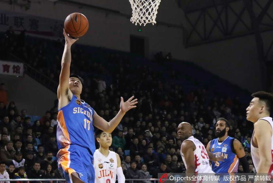 吉林东北虎主场发威终结十连败 送四川五连败 四川队老将孟达迎着防守漂移跳投,篮球在空中划出一道美丽的弧线,他的眼神依然专注,展现出一位老兵在逆境中的坚守与不屈。