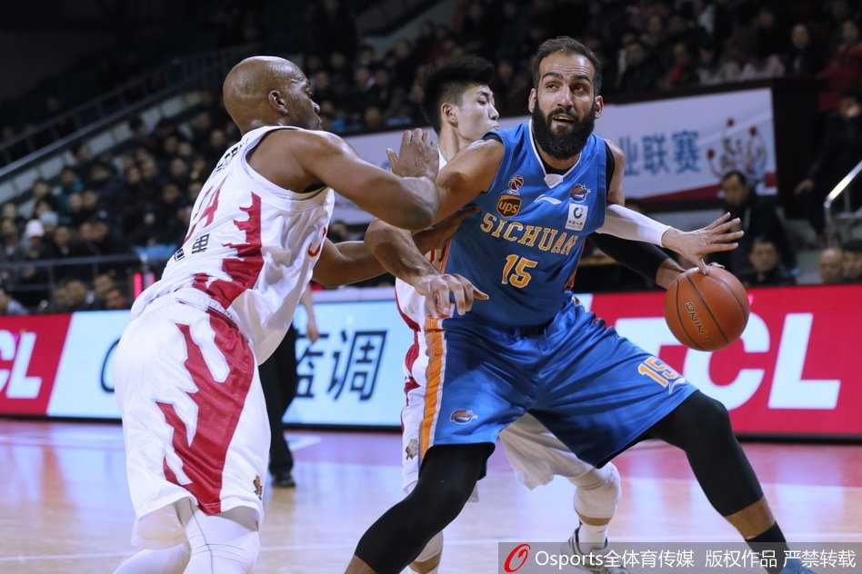 吉林东北虎主场发威终结十连败 送四川五连败 韦弗面对四川队的贴身紧逼,冷静地背后运球摆脱防守,随后突然加速直杀篮下,举手投足间尽显前NBA球员的潇洒与自信。